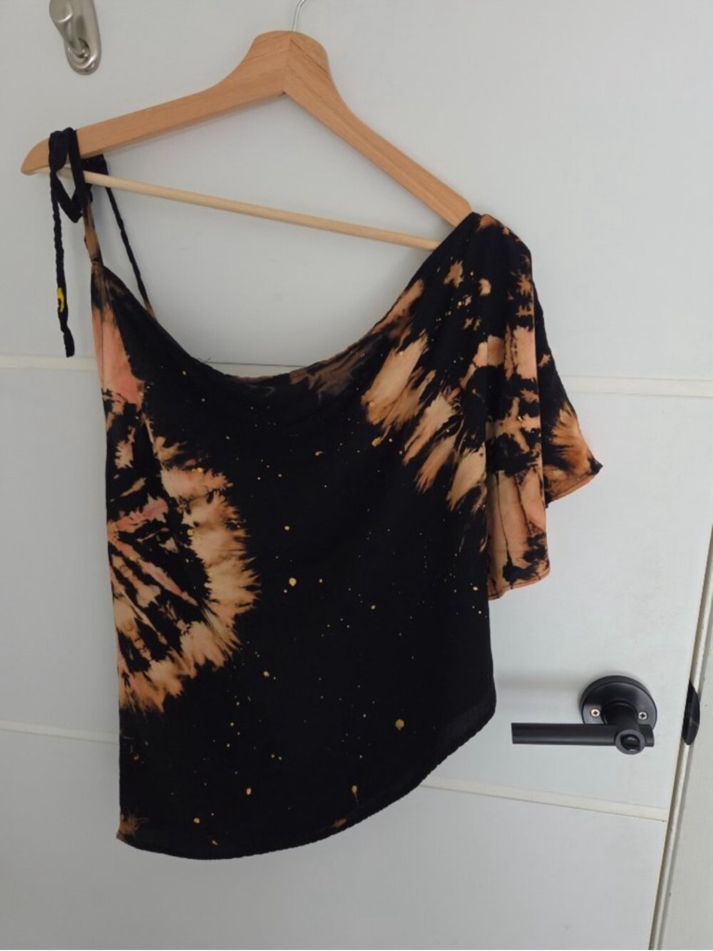 Women’s One-Shoulder Tie-Dye Top in Black and Peach